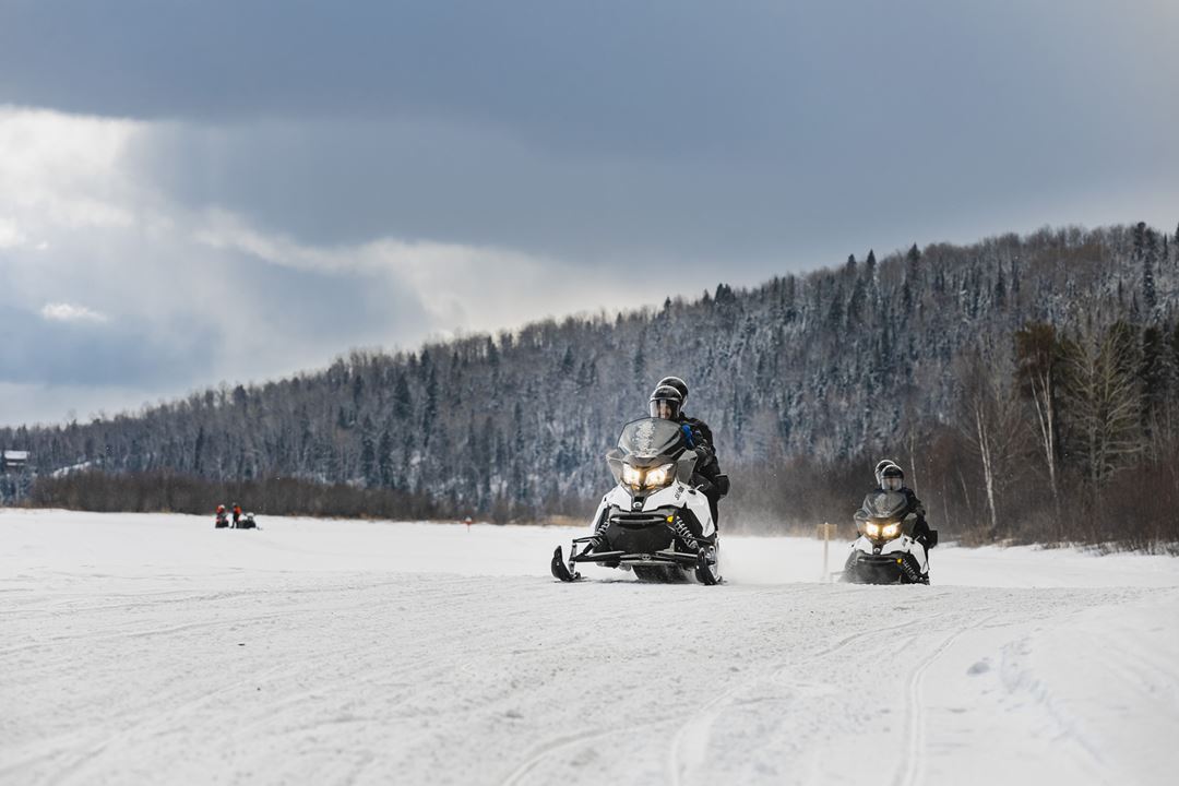 Motoneige à l'Auberge du Lac Taureau
